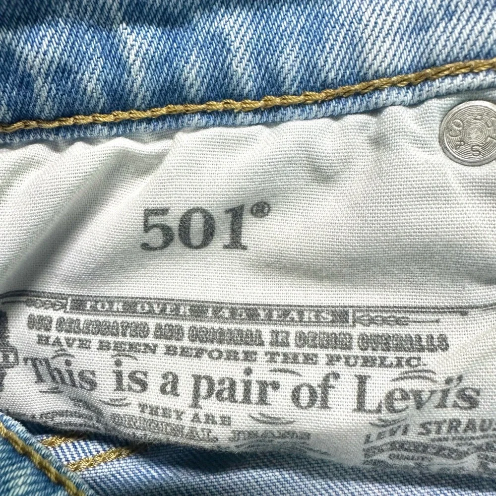 LEVI'S 501 Blue Light Wash Denim Jean Shorts Distressed Raw‎ Hem Women's 25